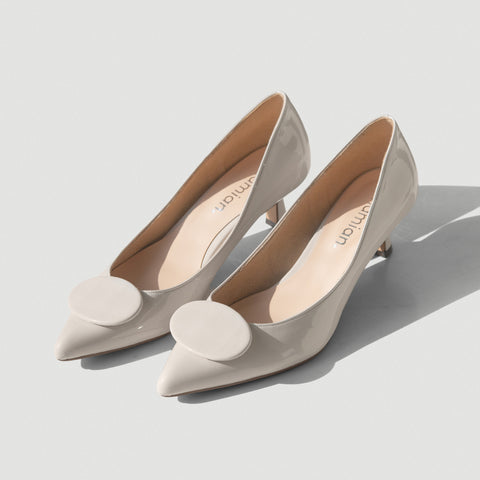 予約：2026SS：オーバルパーツ付き パンプス（m45022）グレージュE