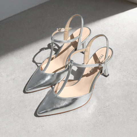 2026SS：Tストラップ バックバンド パンプス（m72008）シルバー